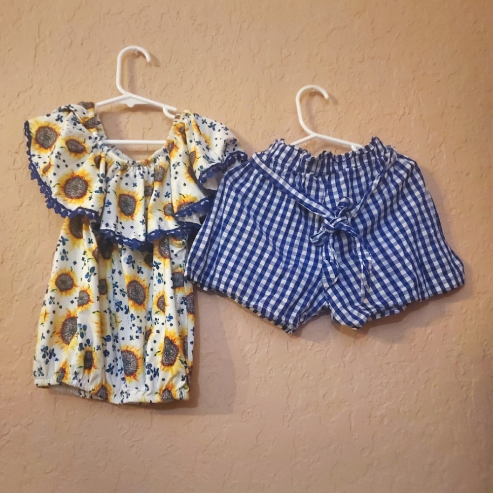 🌻Boutique purchased sunflower and gingham short set size 7/8 Blue, White